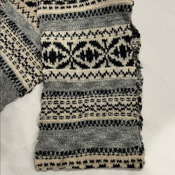 Patterned winter scarf - Picture 2 of 2